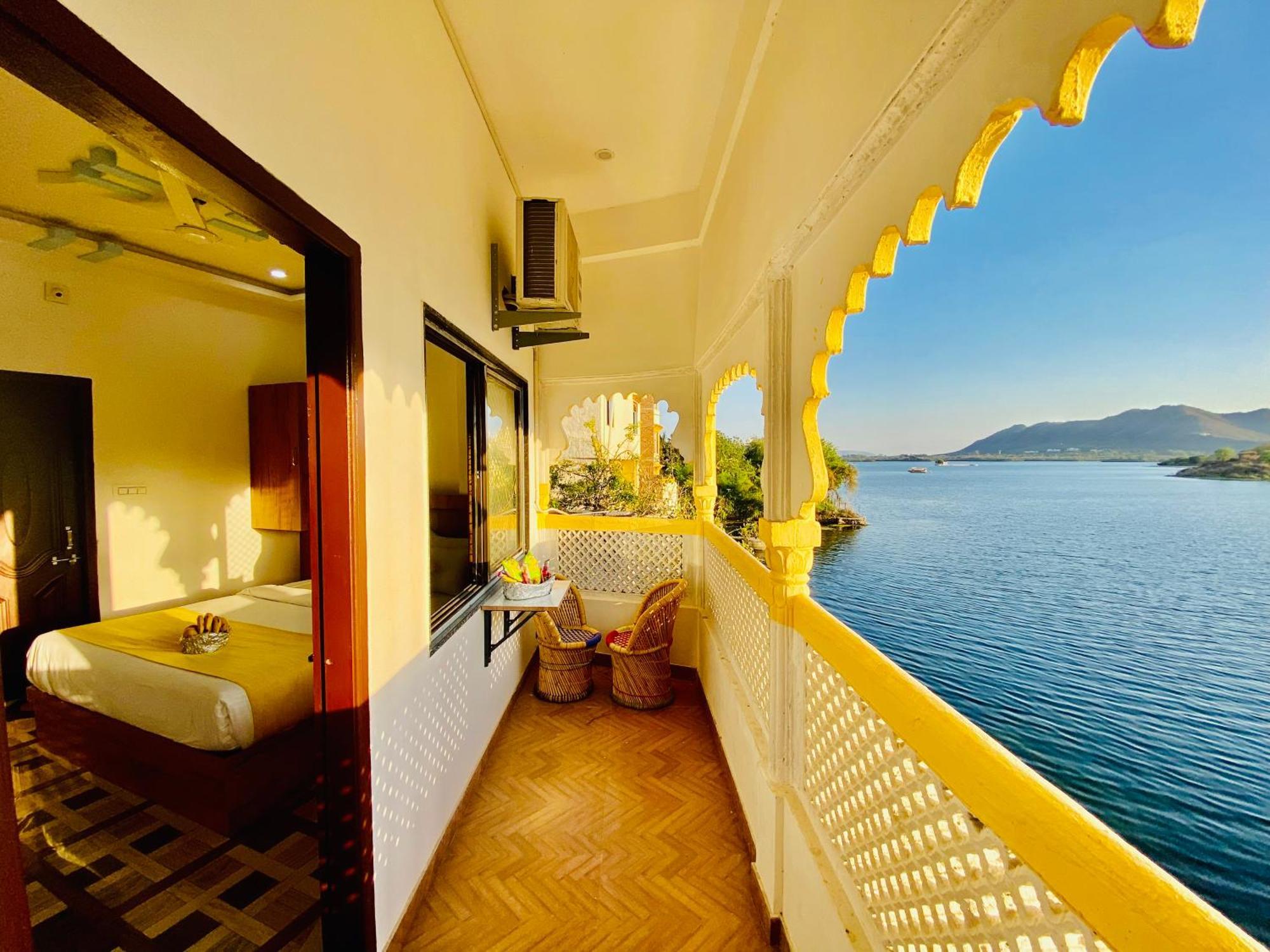Hotel Vallabh A Lake Facing Balcony Удайпур Экстерьер фото